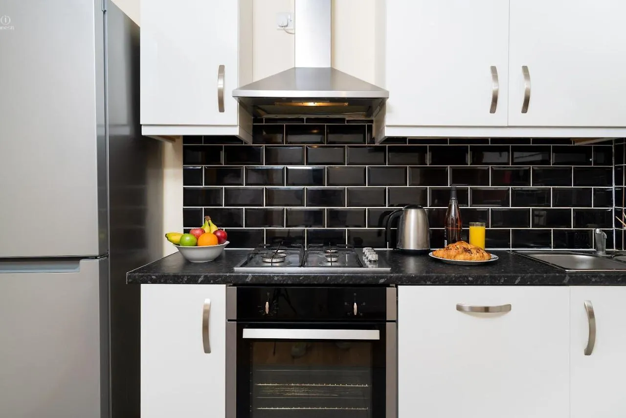Apartment F5 Private Double Room London