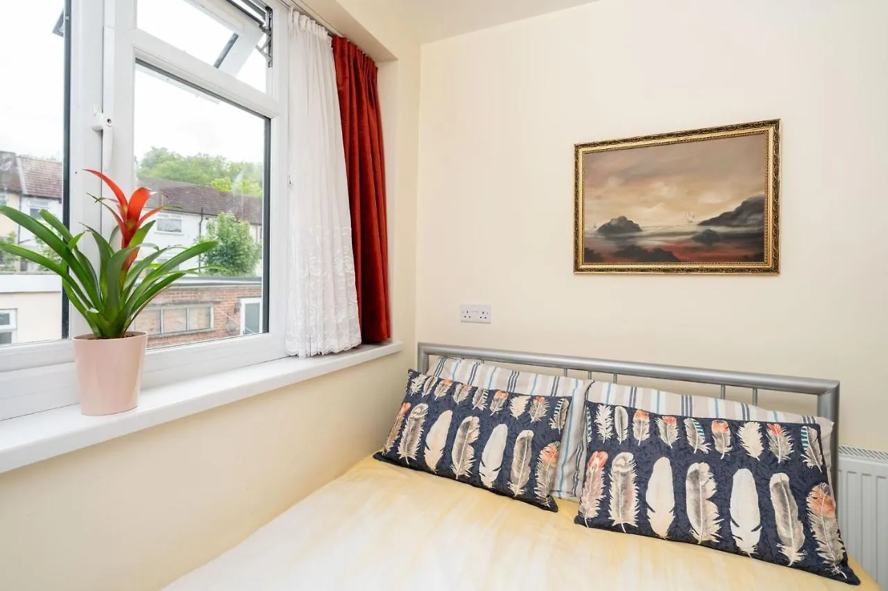 Apartment F5 Private Double Room London