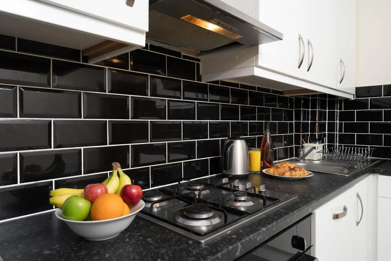 Apartment F5 Private Double Room London